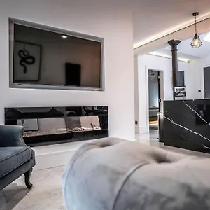 luxury-royal-mile-boutique-2bedroom-apartment.edinburghhotelsuk.org/